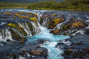 La magnifique chute d'eau bleue de Bruarfoss en Islande