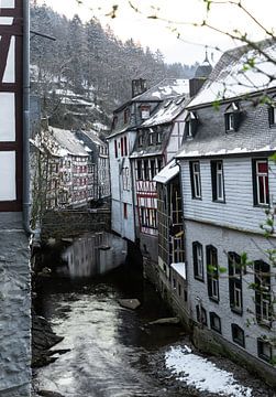 Winter im historischen Dorf Monschau in der deutschen Eifel von Peter Haastrecht, van