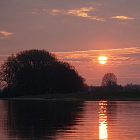 Sonnenuntergang über dem Wasser von Luci light