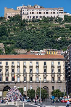 Napels - Uitzicht vanaf Piazza Municipio naar Castel Sant'Elmo van t.ART