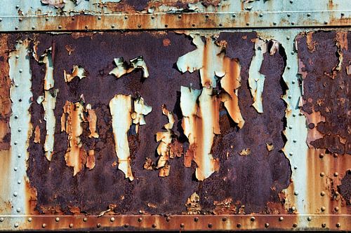 Abblätternde Farbe und Rost an einem Eisenbahnwagen