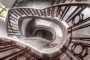 Der Weg nach unten - Treppenhaus von Roman Robroek – Fotos verlassener Gebäude
