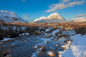 Schnee auf Buachaille Etive Mor, Lochaber, Schottland, Vereinigtes Königreich