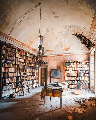 Verlassene Bibliothek in italienischer Villa. von Roman Robroek – Fotos verlassener Gebäude