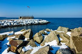 Die Mole in Warnemünde im Winter van Rico Ködder