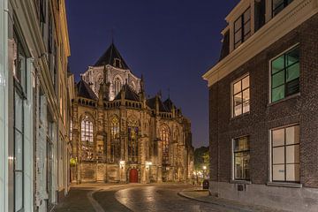 Grote Kerk à Dordrecht à l'heure bleue