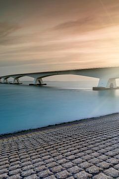 Sonnenaufgang hinter der Zeelandbrücke in der Provinz Zeeland von gaps photography