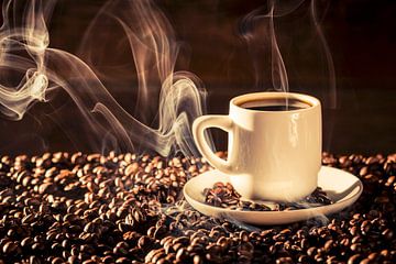 11507469 Tasse dampfender Kaffee auf einem Bett aus Kaffeebohnen von BeeldigBeeld Food & Lifestyle
