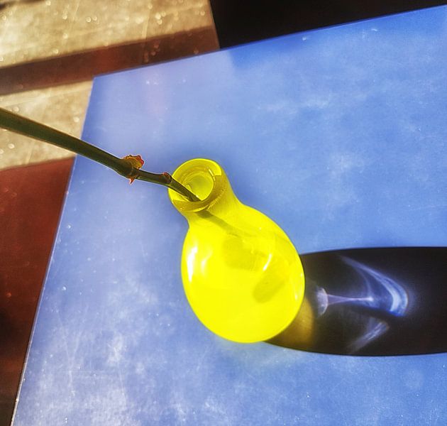 blauwe tafel met gele vaas van joke van vlijmen