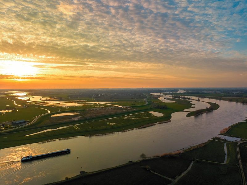 Schip varend op de IJssel tijdens zonsondergang van bovenaf gezien van Sjoerd van der Wal Fotografie