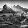 Stimmungsvolle Seiser Alm in den Dolomiten in schwarzweiss. von Manfred Voss, Schwarz-weiss Fotografie