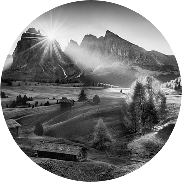 Sfeervolle Alpe di Siusi in de Dolomieten in zwart-wit.
