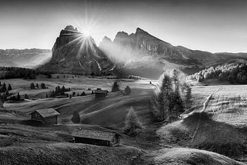Stimmungsvolle Seiser Alm in den Dolomiten in schwarzweiss. von Manfred Voss, Schwarz-weiss Fotografie