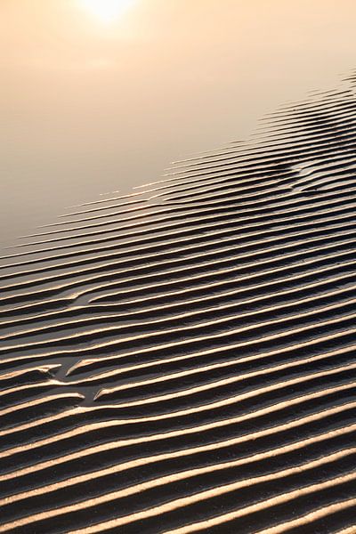 Paysage de sable en mer avec soleil du soir par Tot Kijk Fotografie: natuur aan de muur