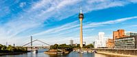 Panoramazicht op Gehry-gebouwen en de Rijntoren aan de mediahaven in Düsseldorf van Dieter Walther thumbnail