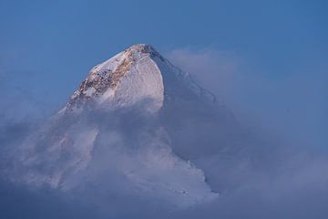 Khan Tengri bergtop in de wolken van Michiel Dros