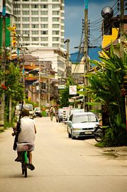 De eenzame fietser in Chiang Mai by Olivier Van Acker
