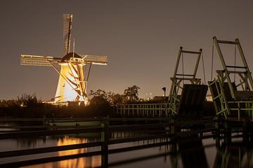 Verlichte molen bij Kinderdijk van Nathalie van der Klei