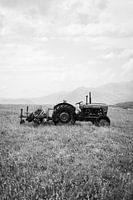 Vieux tracteur dans les montagnes