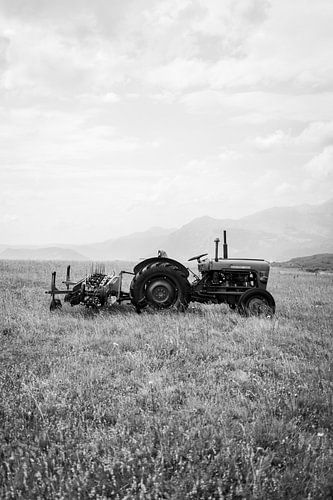 Vieux tracteur dans les montagnes