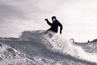 Snowboarder maakt spray op de Hintertux Gletjer in Oostenrijk van Hidde Hageman thumbnail