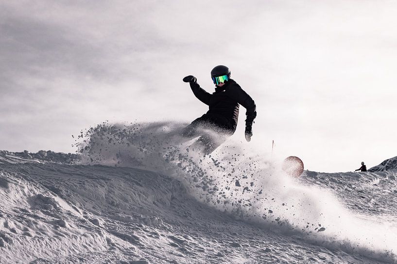 Snowboarder sprüht auf dem Hintertuxer Gletscher in Österreich von Hidde Hageman