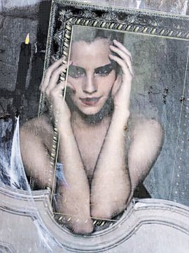 SpiegelBeeld 2 | Vrouw kijkend in een spiegel. van Wil Vervenne