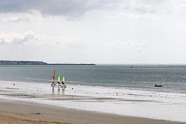 Strand mit Segelbooten und Wellen in La Baule, Bretagne, im Sommer von Andreas Freund