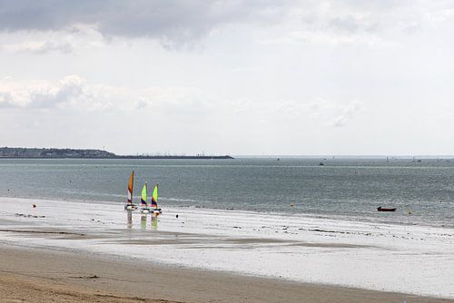 Plage avec des voiliers et des vagues à La Baule, en Bretagne, en été