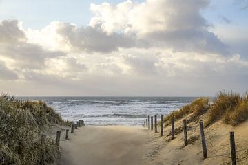 Strand, zee en zon op een stormachtige avond! van Dirk van Egmond