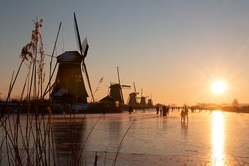 Mit Sonnenaufgang auf dem Schlittschuh am Kinderdijk von Leander Janssen