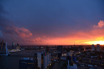 Rotterdam onder ondergaande zon bezocht door Cruise Boot Rotterdam