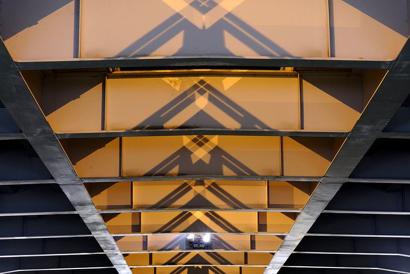 De onderkant van de Prins Clausbrug in Utrecht by Donker Utrecht