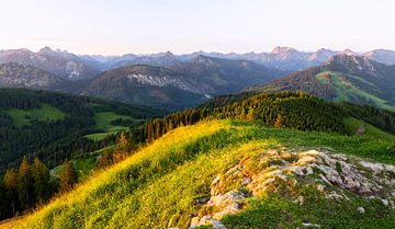Idyllische zonsopgang in de bergen van Andreas Föll