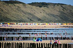 Zoutelande, Zélande ; la plage de Zoutelande avec des hôtes de plage, des brise-lames et des dunes.