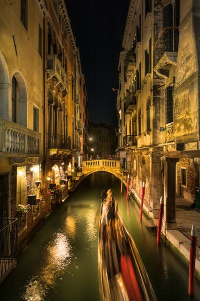 Romantische Gasse in Venedig mit Gondel. von Voss Fine Art Fotografie