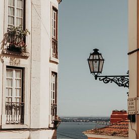 Lantaarn aan een huis in Lissabon van Reis Genie