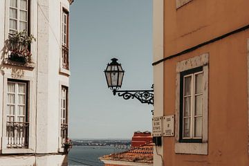 Lantaarn aan een huis in Lissabon van Reis Genie