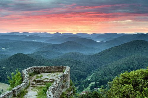 Lever du soleil au Wegelnburg dans le Palatinat