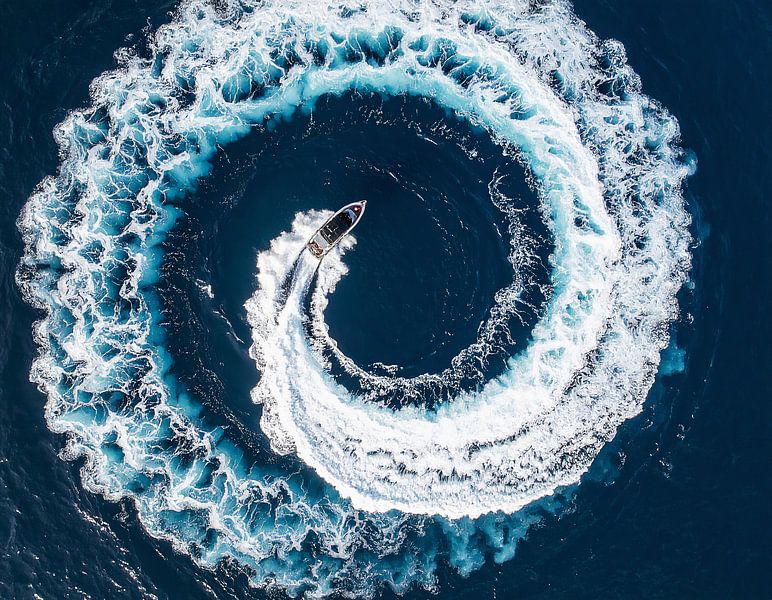 Bateau dans la mer fait des cercles et des vagues par Mustafa Kurnaz