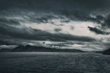 Urquhart Castle au bord du célèbre lac du Loch Ness en Écosse. Des paysages magnifiques dans une atmosphère calme. Silence, paix et solitude. sur Jakob Baranowski - Photography - Video - Photoshop