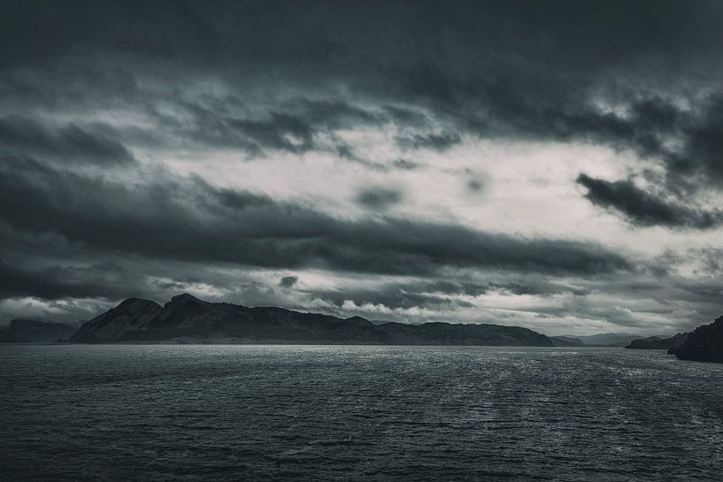 Urquhart Castle am berühmten Loch Ness See in Schottland. Wunderschöne Landschaft in ruhiger Atmosphäre. Stille, Frieden und Einsamkeit. von Jakob Baranowski - Photography - Video - Photoshop