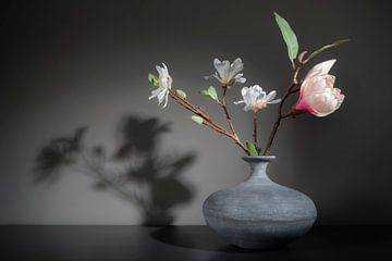Nature morte avec des fleurs sur Theo Bense