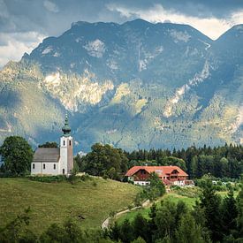 Kerk en hotel in Zuid Duitsland. van Edwin Walstra