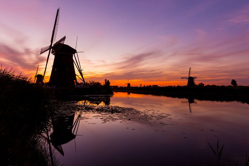 Molens in Kinderdijk bij zonsondergang van AwesomePics