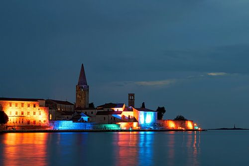 Oude binnenstad van de romantische historische havenstad Porec aan de kust van de Adriatische Zee in