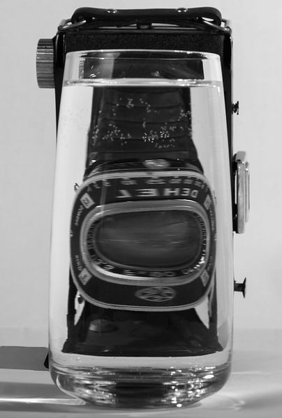 Oude camera in een glas of water van Nancy Bogaert