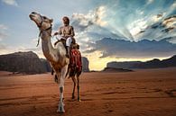 Kamelen hoeder Jordanië Wadi Rum van Paula Romein thumbnail