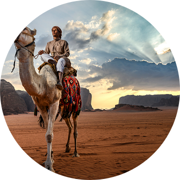 Kamelen hoeder Jordanië Wadi Rum van Paula Romein