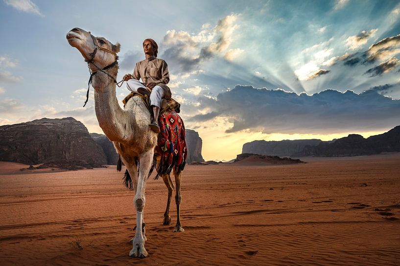 Kamelen hoeder Jordanië Wadi Rum van Paula Romein